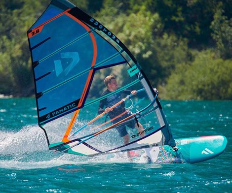 Duotone E_Pace HD Segel 2021 zu zweit beim Windsurfen