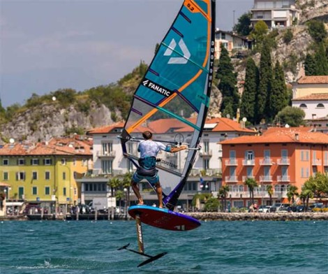 Duotone F Pace Foil Riding Windsurf Segel am Gardasee