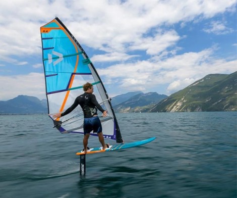 Duotone F Pace Foil Riding Windsurf Segel beim Angleiten
