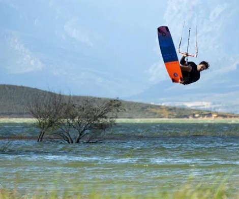 Duotone Gonzales KiteBoard C02 Orange 025 beim Sprung