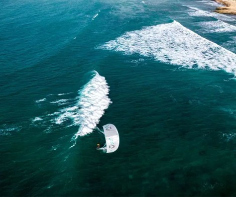 Preview: Duotone Neo Concept Blue C12 Kite 025 auf der Welle