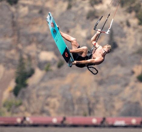 Duotone Select SLS Freeride Kiteboard 2021 beim Sprung