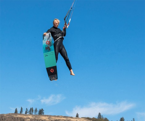 Duotone Select SLS Freeride Kiteboard 2021 in der luft beim Kiten