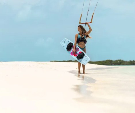 Duotone Soleil SLS Freeride Board 2026 auf dem Weg zum Wasser