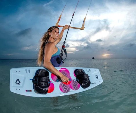 Duotone Soleil SLS Freeride Board 2026 auf dem Weg zum Beach