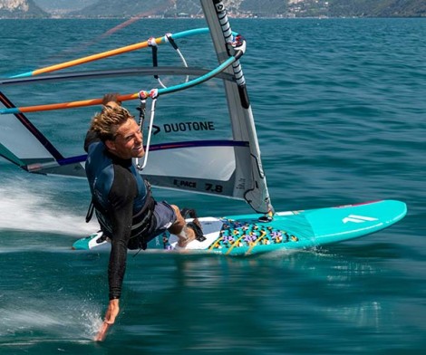 Ion Seek Amp Semidry BZ 4.3 DL Capsule beim Windsurfen