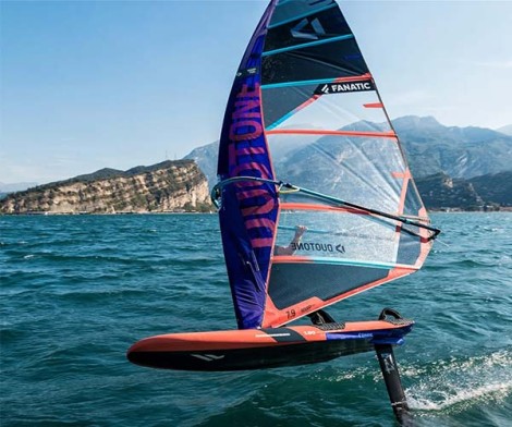 Fanatic Falcon Foil TE Windsurf 2023  beim Windsur-Foilen am See