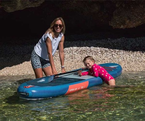 Fanatic Viper Air Windsurf SLT C54 Board 025 am Strand mit Kinder