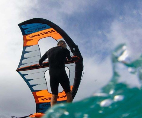 Naish S25 Wing Surfer in der Welle