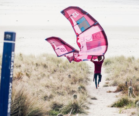 North Kiteboarding Aufkleber auf deinem Weg zum Strand