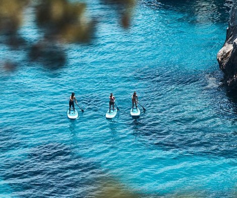 Auf dem Wasser zusammen Paddeln