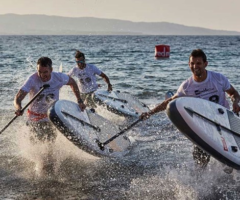 Paddel Spaß beim Renne am Meer