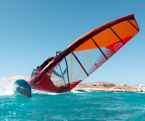 Severne Gator 2020 Orange beim Windsurfen