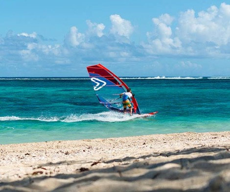 Severne Turbo GT 2020 Türkis beim Windsurfen