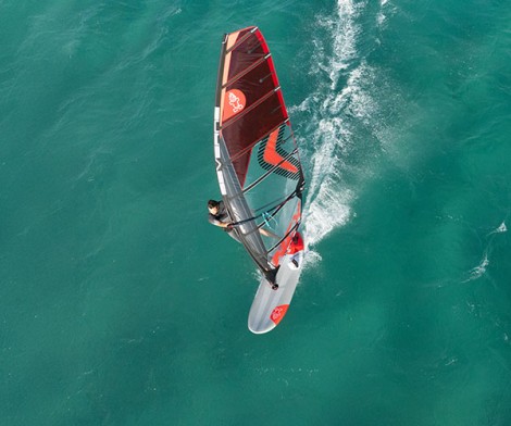 Starboard Carve Starlite Carbon Board 2026  auf dem weg zum Strand