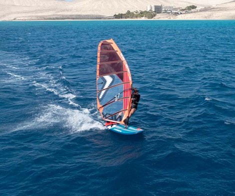 Starboard Carve Wood Sandwich Board 2026 beim Windsurfen