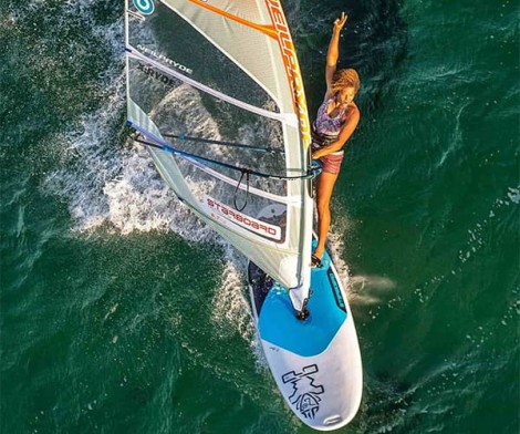Starboard Go Windsurfer + PowerKid Rigg beim heizen