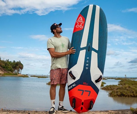 Starboard iSonic CRS Windsurf Board 2026 am Strand