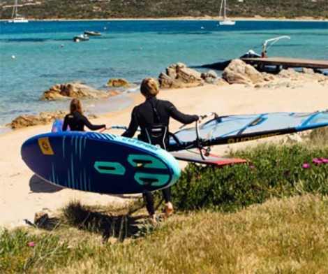 Unifiber Maverick XO Freeride Windsurf Segel  auf dem Weg zum Strand