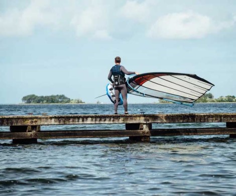 Loftsails Switchblade Race Segel C2 Weiß auf dem Weg zum Windsurfen
