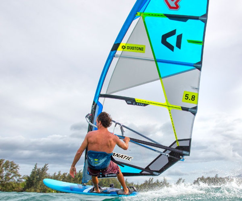 Duotone E-Type Rigg beim Windsurfen