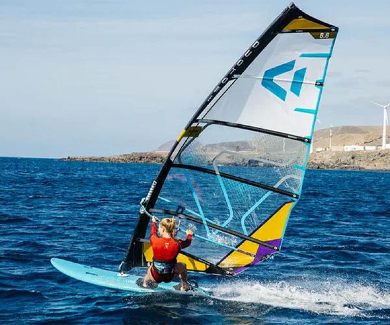 Duotone E Pace Rig Farbe C14 white 2026 beim Windsurfen