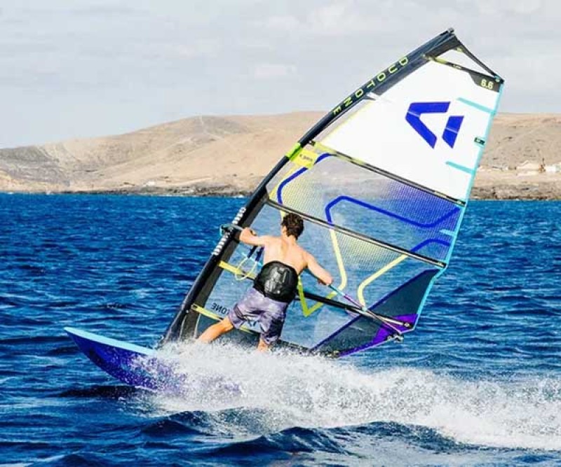 Duotone E_Pace Segel C15 white violet 026 beim Halsen