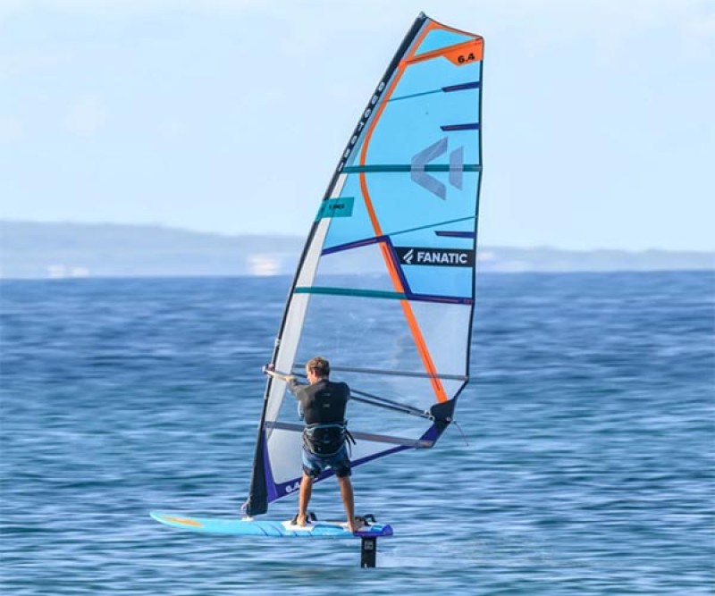 Duotone F Pace Foil Riding Windsurf Segel beim Foilen am See