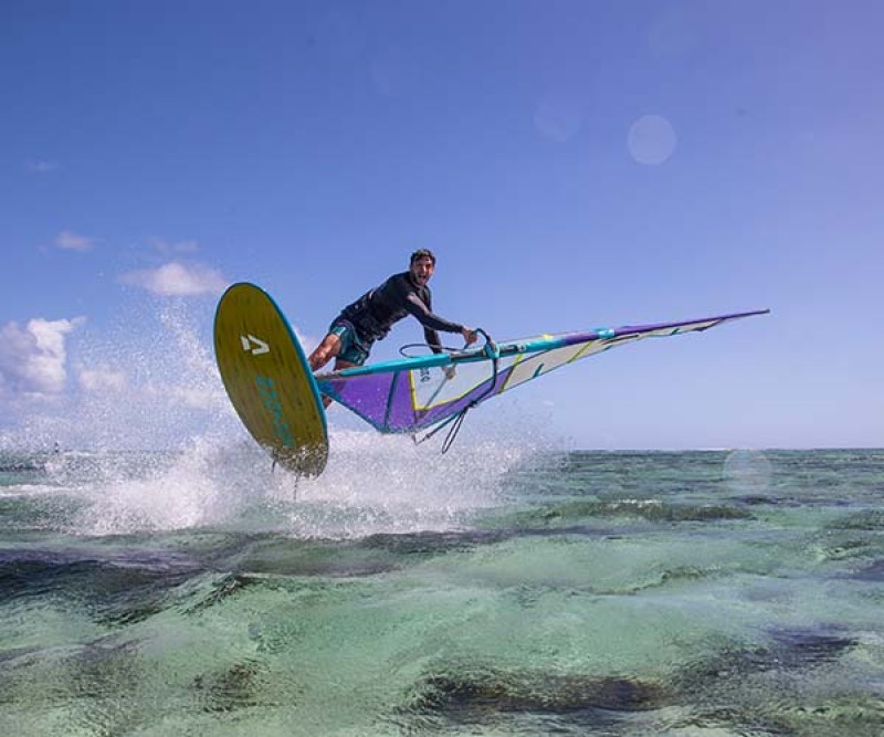 Duotone FreeWave SLS Board 024 beim Windsurfen