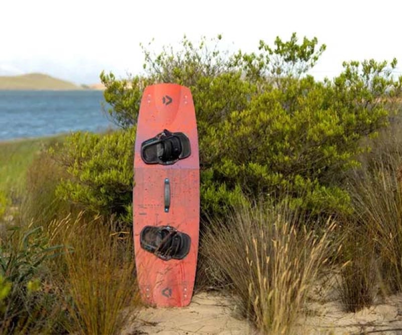Duotone Gonzales KiteBoard C02 Orange 025 ganz alleine am Strand