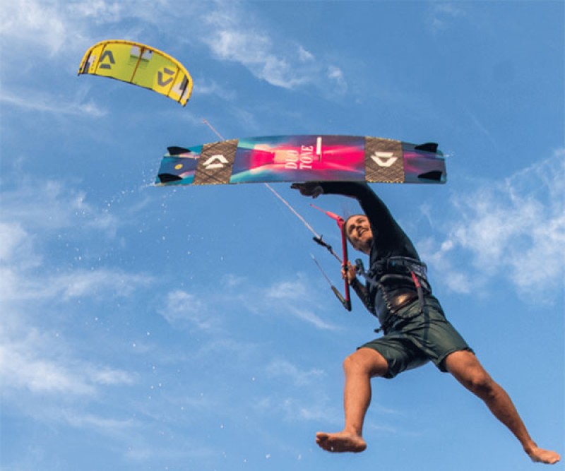 Duotone Jaime Freestyle TwinTip Board 2021 beim Sprung