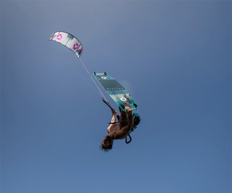 Duotone Select Freeride TwinTip Board in der luft beim Kiten