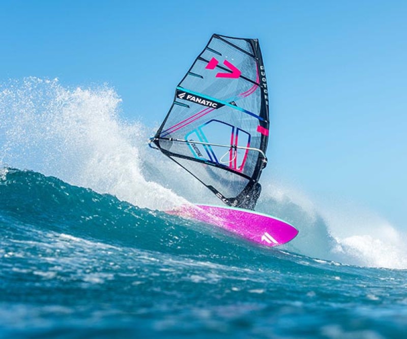 Duotone Super Hero M+ C06 Black/Pink  mit viel Spaß in der Welle