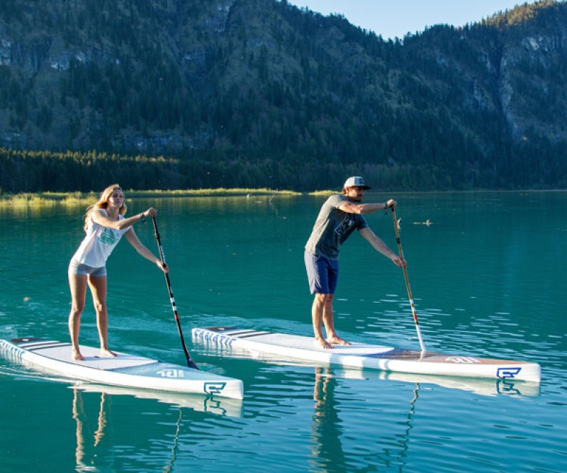 Fluss Stand Up Paddling auf dem Fluss