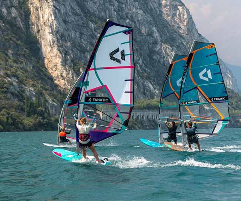 Fanatic Ultra Blast Rat Edition Freerideboard 2021 zu viert beim Windsurfen