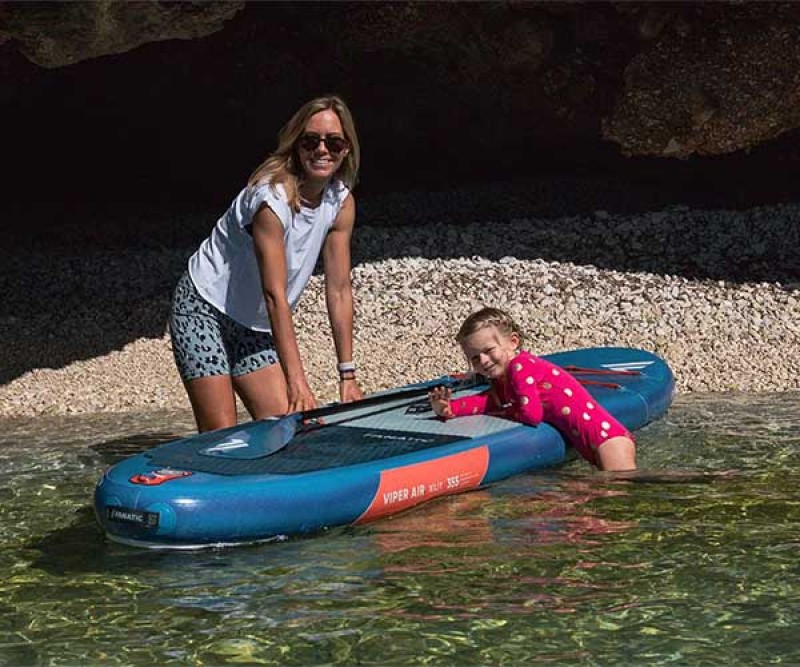 Fanatic Viper Air Windsurf SLT C54 Board 025 am Strand mit Kinder