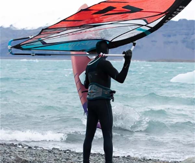 ION Seek Core 5.4 Back Zip Semidry Black Beim Windsurfen