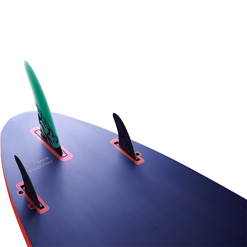 JP Freestyle Wave Pro Windsurfboard 2026 plus drei Finnen