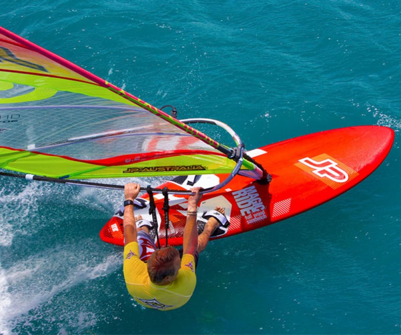 Windsurfen auf dem Gardasee mit der neuen Select Finne Evo S1