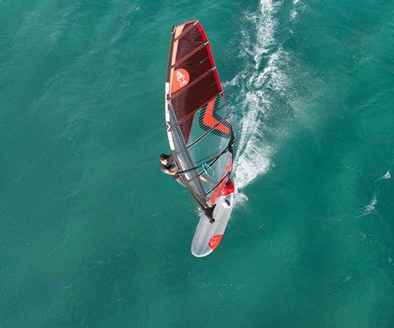 Starboard Carve Starlite Carbon Board 2026  auf dem weg zum Strand