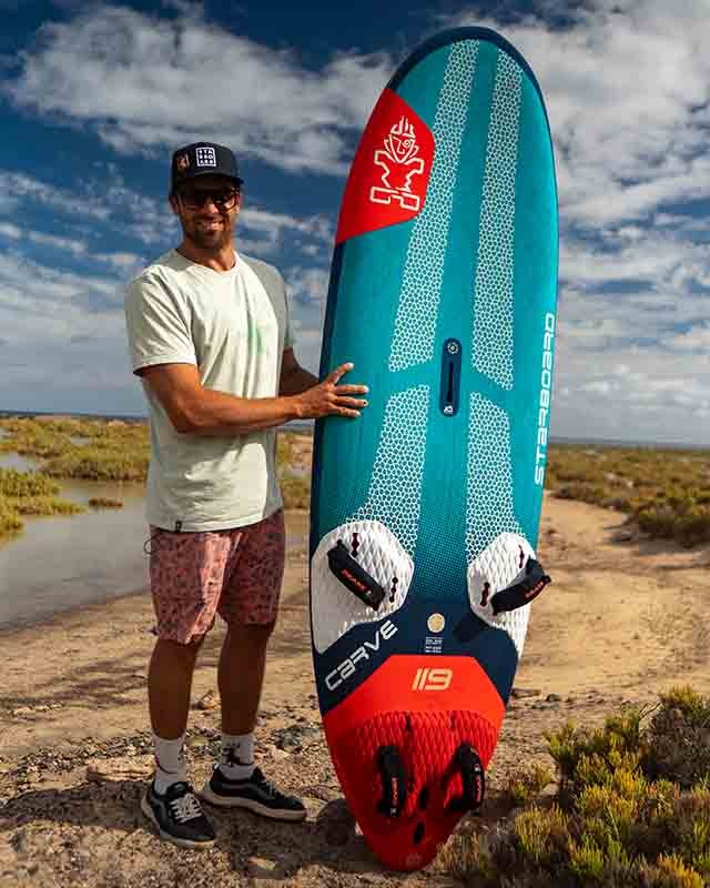 Starboard Carve Wood Sandwich Board 2026 am Beach