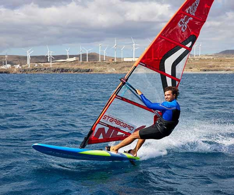 Starboard Futura Wood Sandwich Model beim Windsurfen