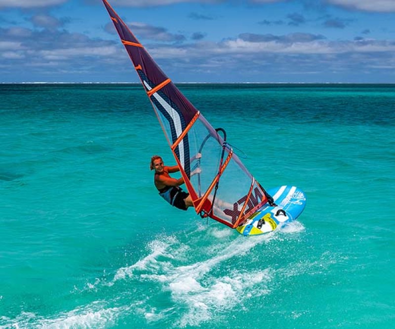 Starboard Futura Wood Sandwich 2021 beim Windsurfen