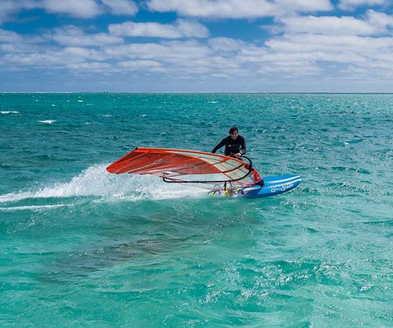 Select V Max 4.0 Finne mit 12 qm Race Segel beim Windsurfen