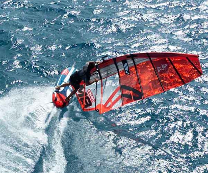 Starboard iSonic CRS Windsurf Board 2026 beim Halsen