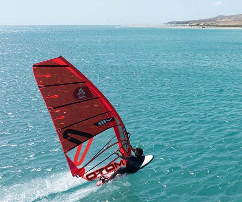 Starboard iSonic HS Windsurf Board 2026 beim Heizen