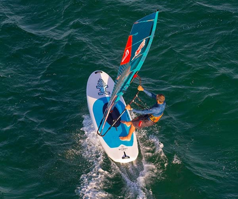 Starboard Start M Einsteiger Board 2022 beim Windsurfen