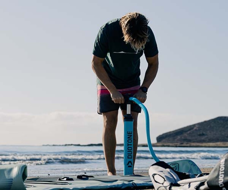 Duotone Alfa Air WS iSUP Windsurf 026 beim Aufbauen