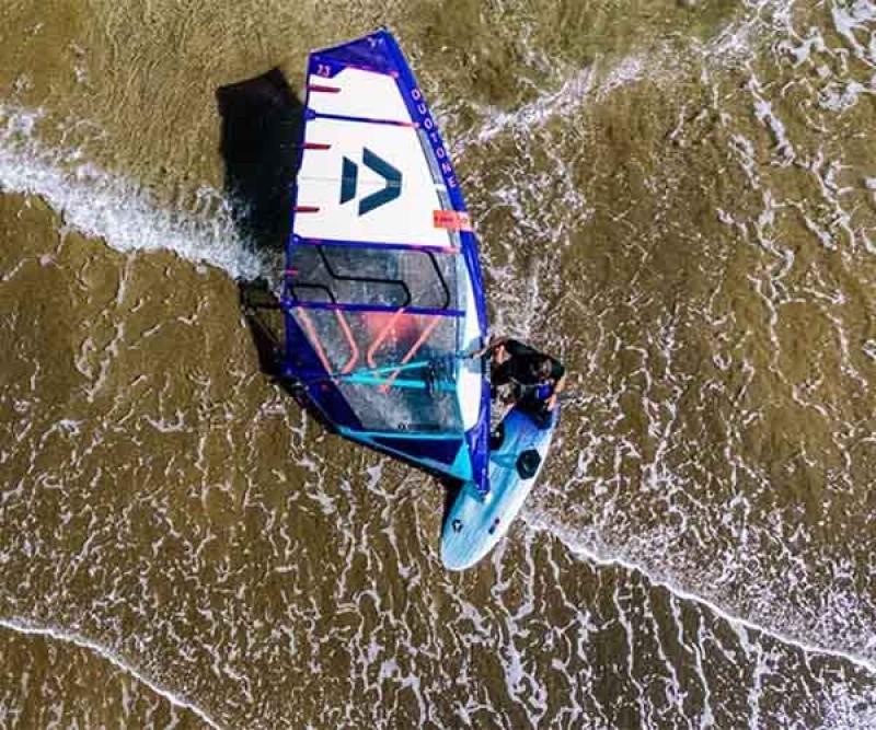 Duotone Falcon_Fin SLS C52 Freerace Board 026 am Strand