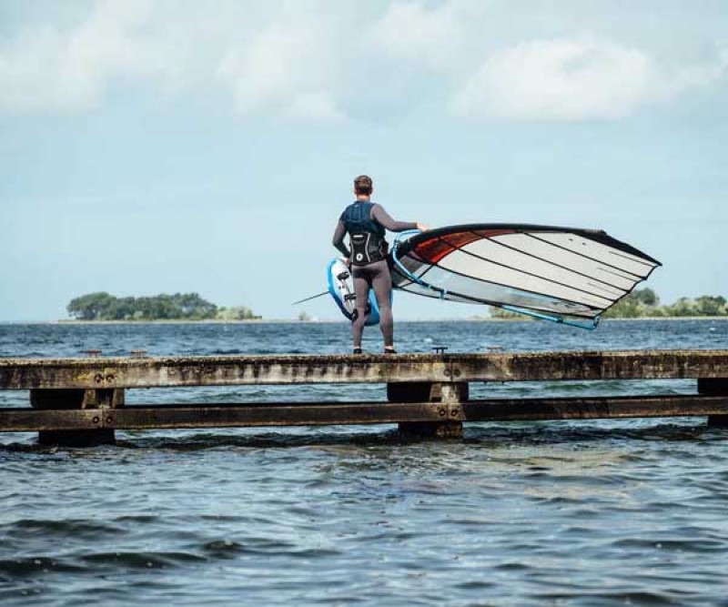 Loftsails Switchblade Race Segel C2 Weiß auf dem Weg zum Windsurfen